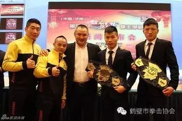 中国裁判打拳击手_中国最有名的拳击裁判_日本拳击打中国教练视频