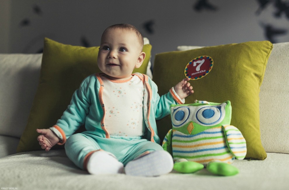 最让妻子感动的生日礼物！爱她就请艺术家为她画家庭照吧