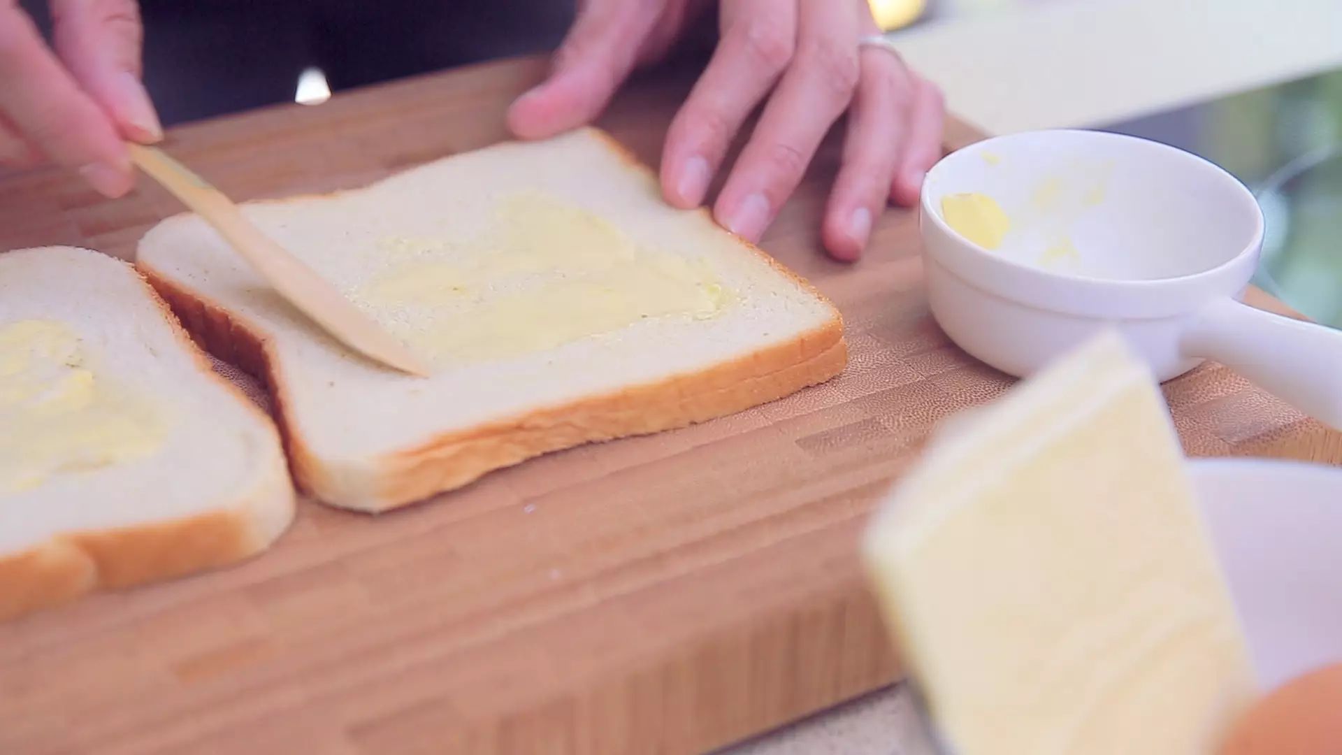 先把面包涂上黄油.