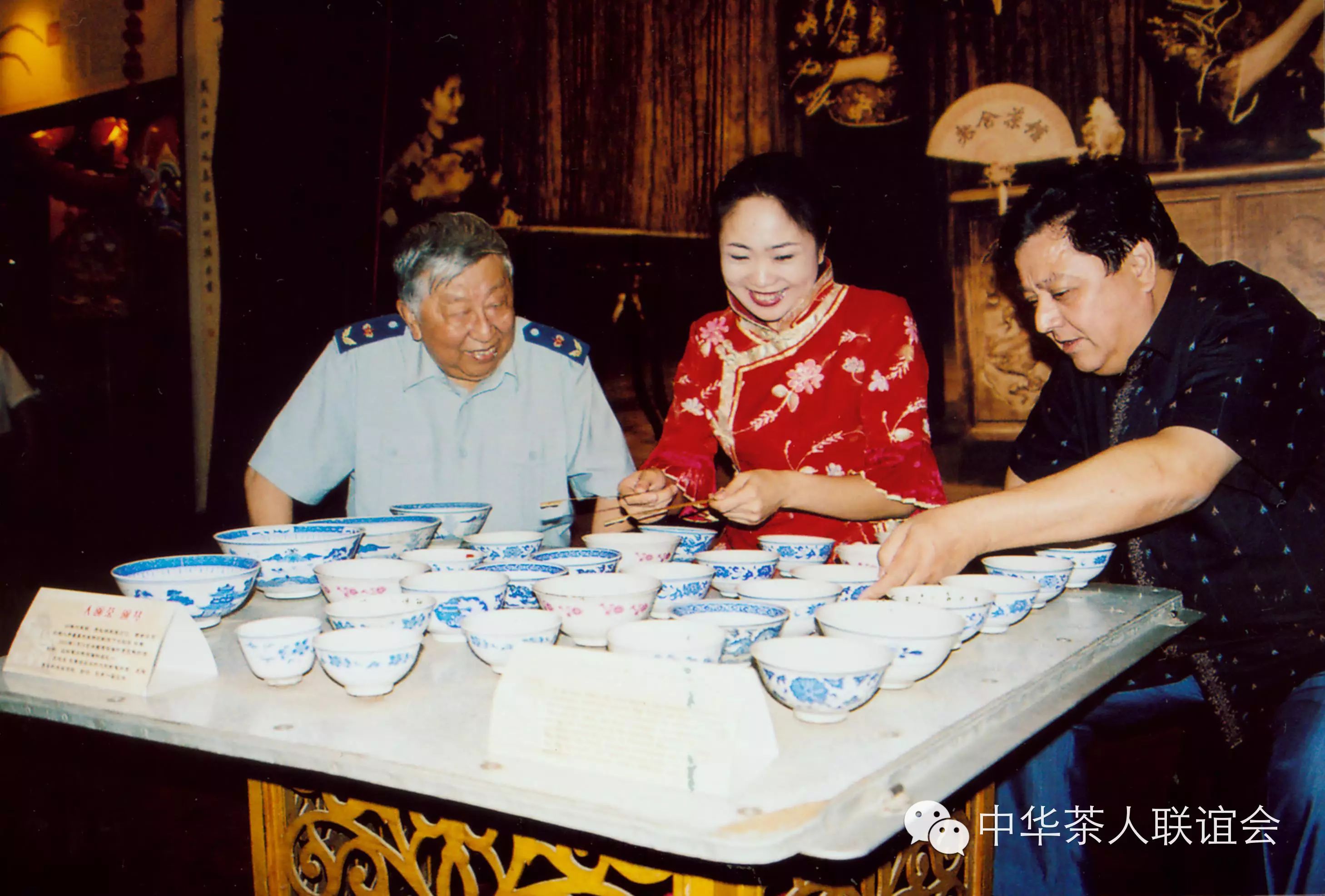 这首《前门情思大碗茶》是中国百姓都耳熟能详的歌曲,它优美的旋律