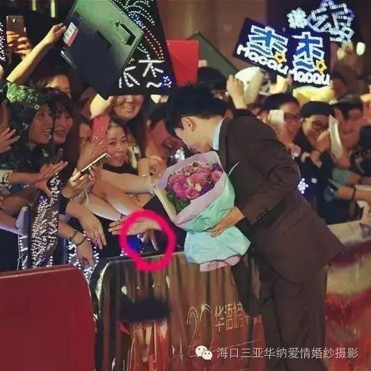 顺手牵洋-杨洋-张杰为粉丝捡手机,exo演唱会搞笑应援物,...