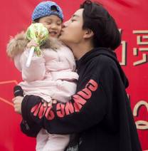 看神经乃爸贾乃亮和麻辣女郎李小璐的育儿之道,才知道夫...