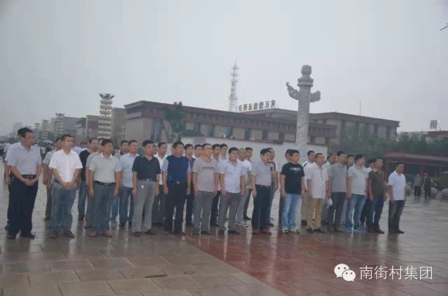 南街村隆重举行毛泽东同志逝世38周年纪念活动（组图）