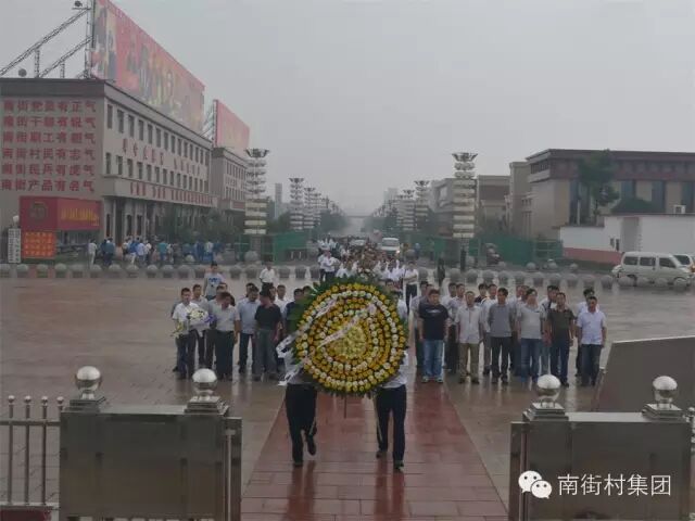南街村隆重举行毛泽东同志逝世38周年纪念活动（组图）