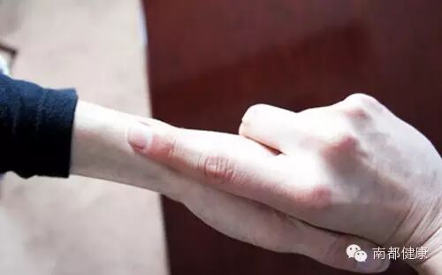 中医点穴疗法传人亲传人体的15个“止痛开关”，原来有些疼痛一按就好