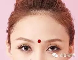 中医点穴疗法传人亲传人体的15个“止痛开关”，原来有些疼痛一按就好