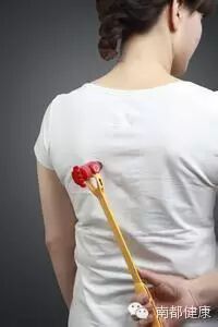 中医点穴疗法传人亲传人体的15个“止痛开关”，原来有些疼痛一按就好