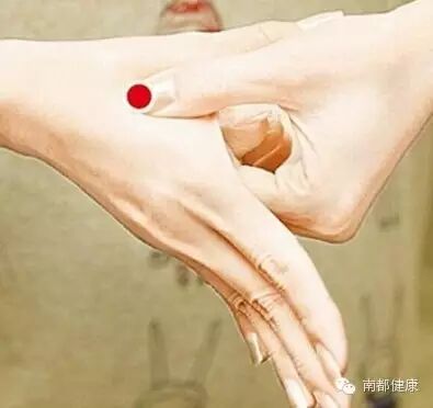 中医点穴疗法传人亲传人体的15个“止痛开关”，原来有些疼痛一按就好