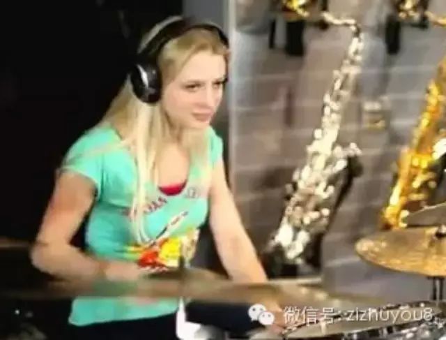 美女演奏爵士鼓与萨克斯合奏