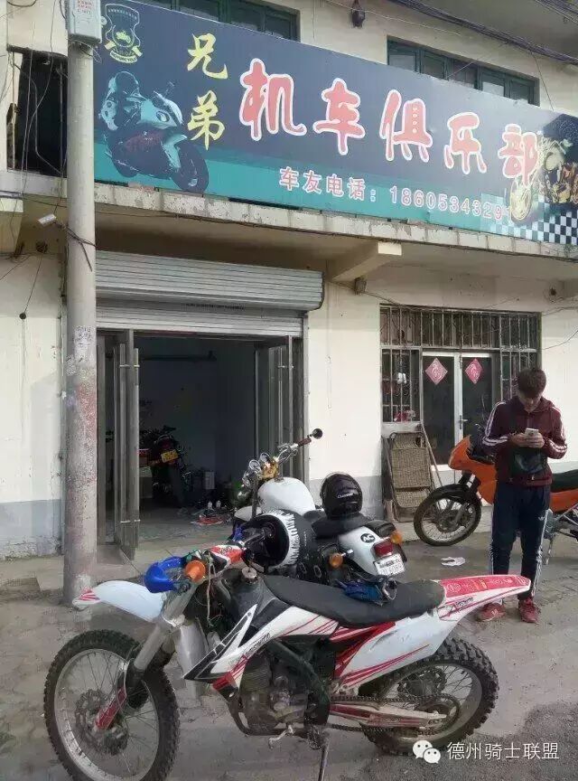 黄秋生倾情弹唱《美丽的梭罗河》,声音磁性深沉倾倒众姑娘