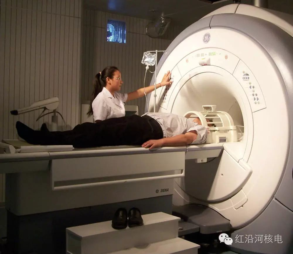 磁共振室就有一个不听劝的,患者做完检查,家属急着推轮椅去接,机器还