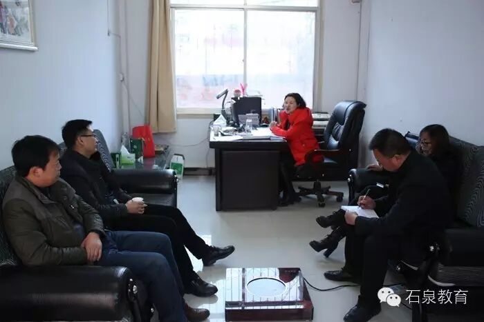 新闻  后柳镇党委书记何飞到后柳镇中心小学检查指导开学...