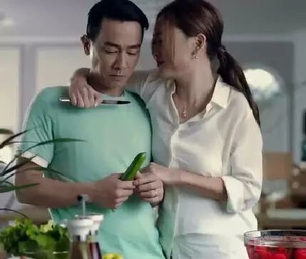 陈小春&应采儿拍了个2分钟的短片,却全深圳都感动了!