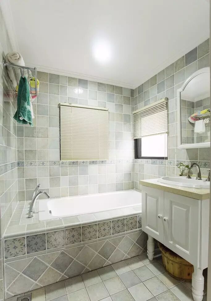 衛(wèi)生間里的瓷磚地板該如何搭配？