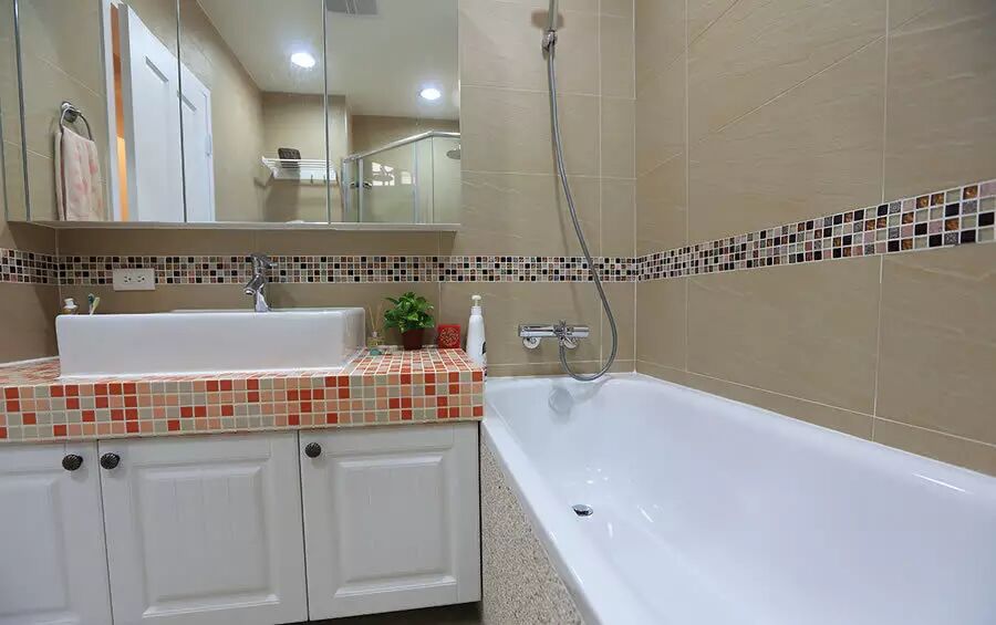 衛(wèi)生間里的瓷磚地板該如何搭配？