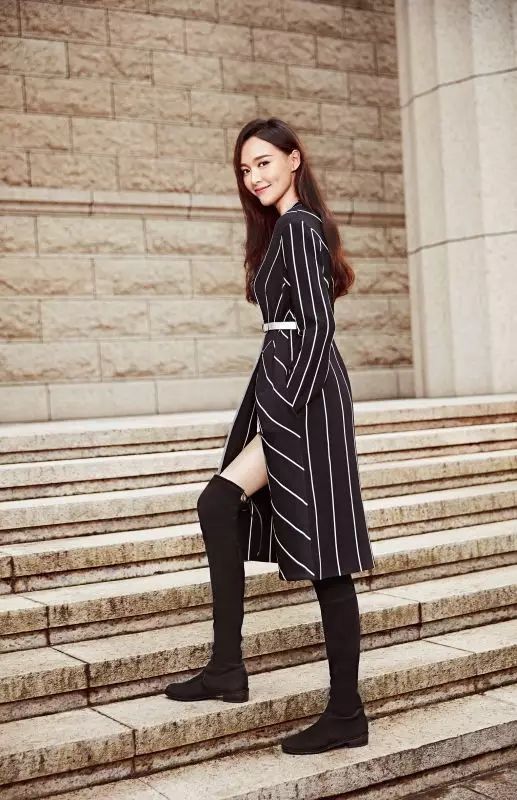 唐嫣 黑色平底过膝靴搭条纹风衣,随着走动衣角翩翩,若隐若现的笔直