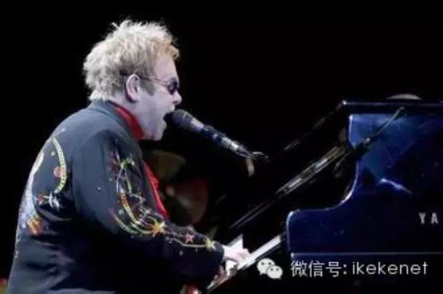 可可听歌学英语 :  摇滚大咖Elton John - Blue Wonderful
