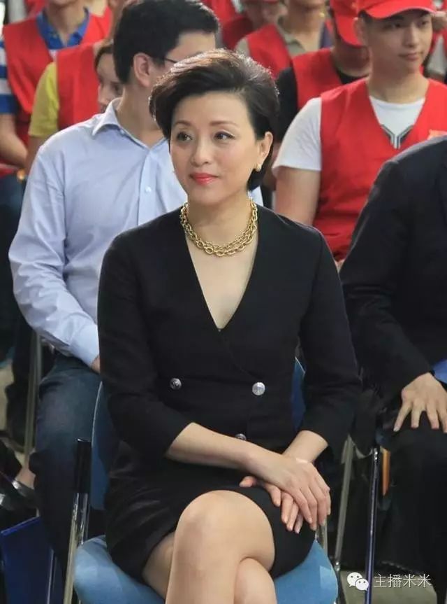 杨澜亮相节目现场 知性优雅亮相跷腿谨防走光