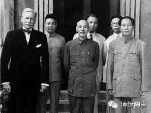 毛泽东、赫尔利与蒋介石,1946年重庆谈判(资料图)
