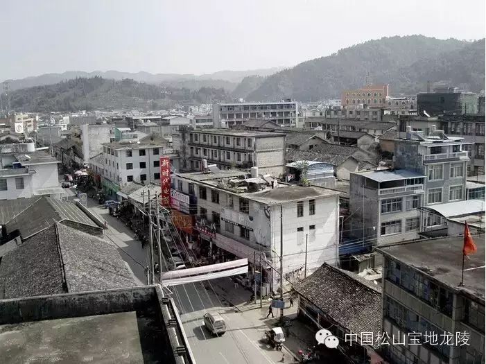 明设金齿(傣族别称)千户所,清设龙陵厅,民国至解放后设为龙陵县