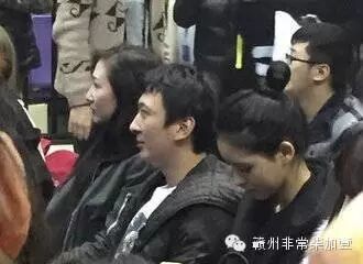 王思聪劳动节不休息 为三美女抓娃娃