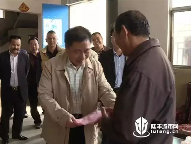 连凯跃到陆丰市西南镇关心慰问单亲特困户