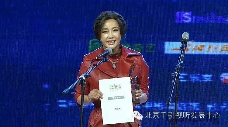 一分半·文化  刘晓庆不惧＂金扫帚＂ 承诺获奖必领