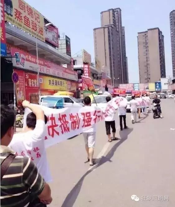 武汉一灯具市场再现商户集体拉横幅抵制涨租