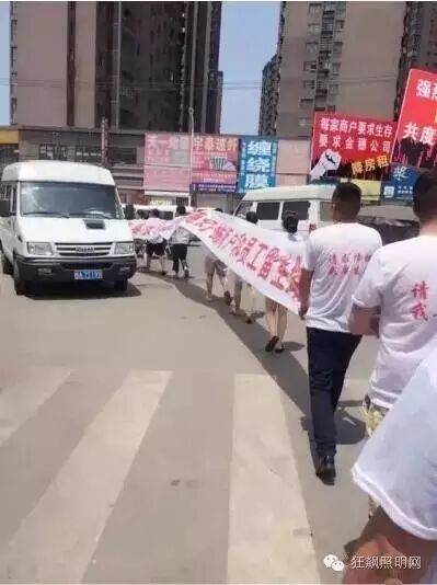 武汉一灯具市场再现商户集体拉横幅抵制涨租