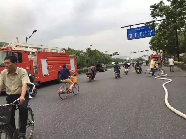 杭州沈半路照明灯具市场突发大火 现场浓烟滚滚!