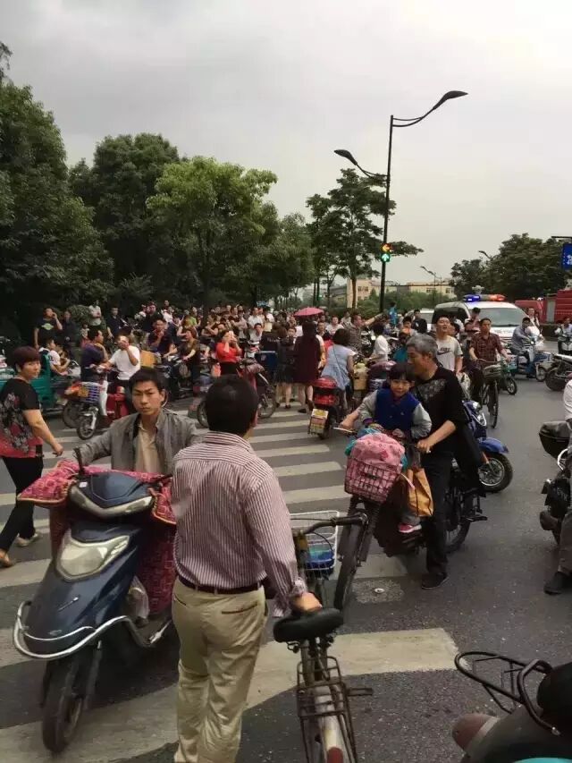 杭州沈半路照明灯具市场突发大火 现场浓烟滚滚!