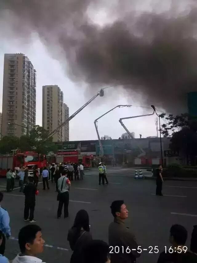 杭州沈半路照明灯具市场突发大火 现场浓烟滚滚!
