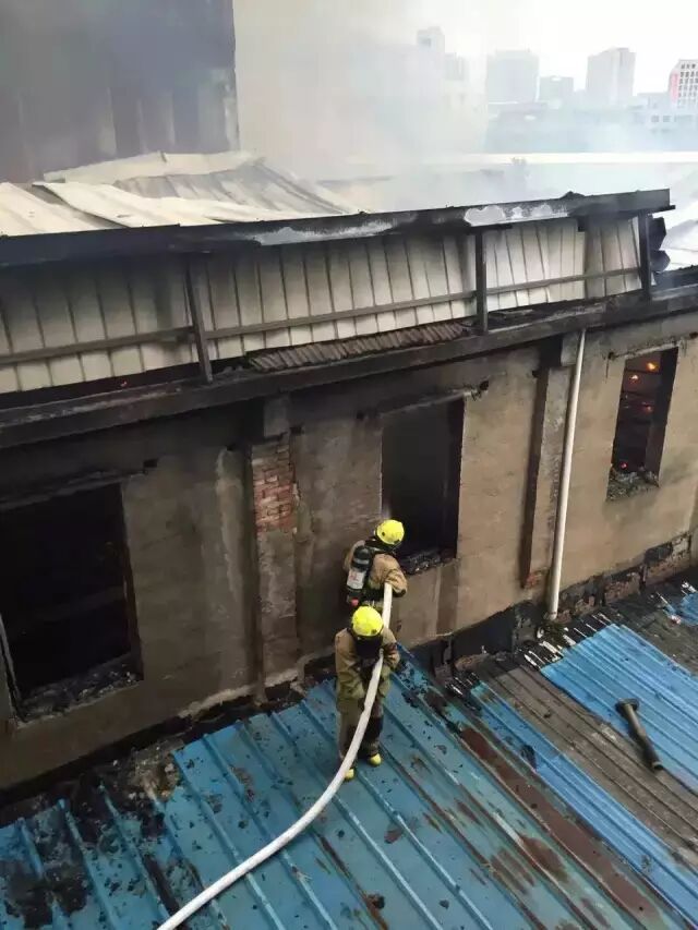 杭州沈半路照明灯具市场突发大火 现场浓烟滚滚!