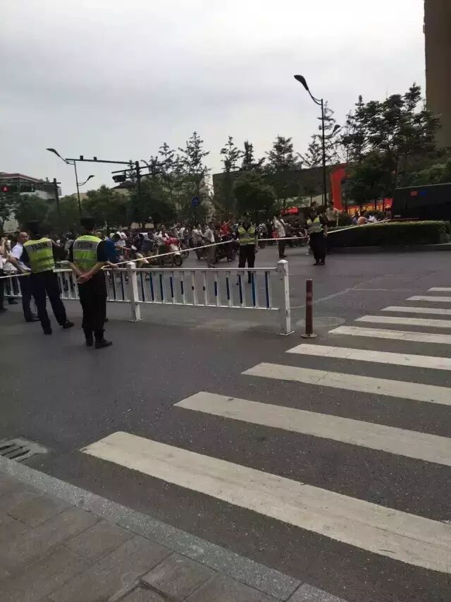 杭州沈半路照明灯具市场突发大火 现场浓烟滚滚!