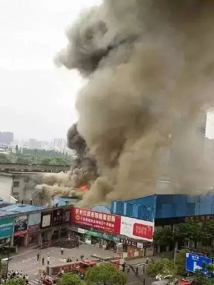杭州沈半路照明灯具市场突发大火 现场浓烟滚滚!