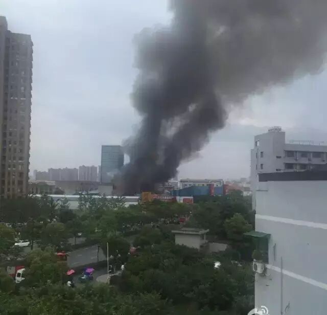 杭州沈半路照明灯具市场突发大火 现场浓烟滚滚!