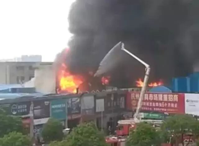 杭州沈半路照明灯具市场突发大火 现场浓烟滚滚!