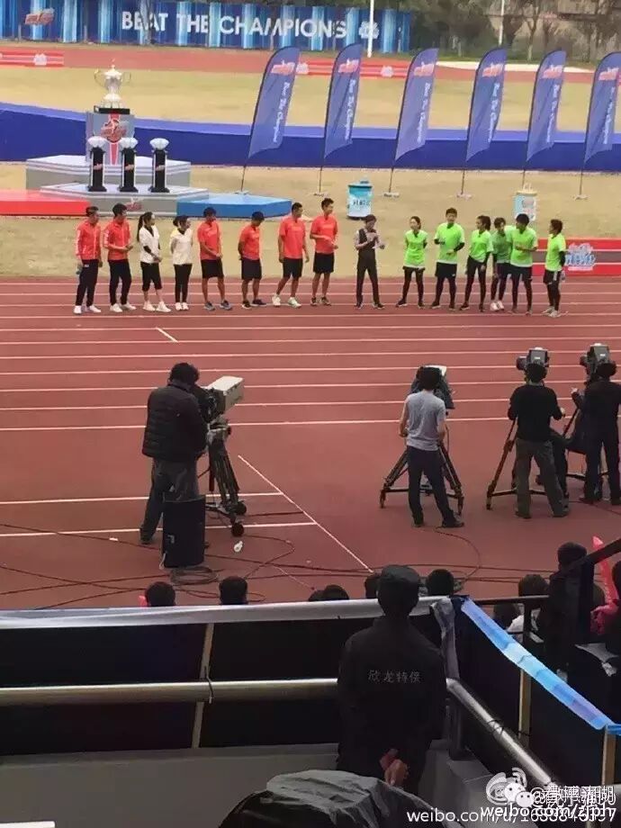 何炅、贾乃亮、ELLA等明星昨天在平湖录节目,＂百米飞...