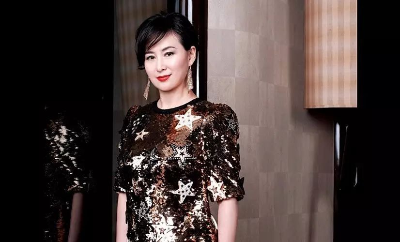 她是赌王接班人,张国荣绯闻女友,离婚后玩同性恋