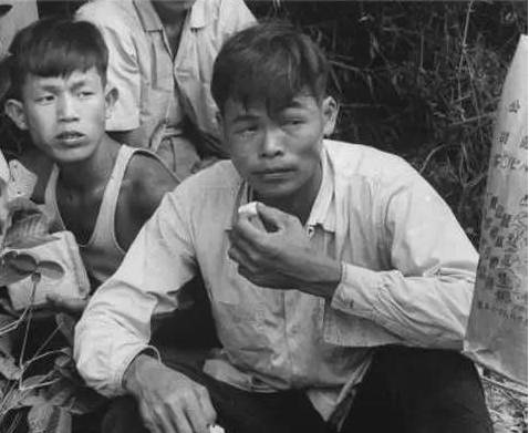 1962年港人为救大陆饥民 组成人墙挡住港英军警