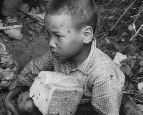 1962年港人为救大陆饥民 组成人墙挡住港英军警