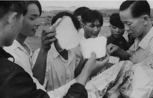 1962年港人为救大陆饥民 组成人墙挡住港英军警