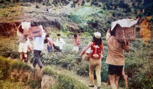 1962年港人为救大陆饥民 组成人墙挡住港英军警