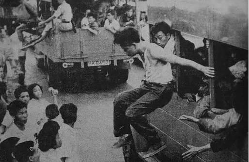 1962年港人为救大陆饥民 组成人墙挡住港英军警