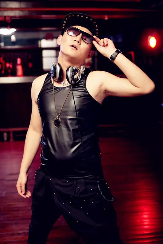 7月8日,男歌手"红豆"正式入驻上上酒吧,让音乐成为你的天使!