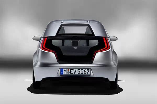 輕量化電動汽車亮相 總重450kg 續航160km