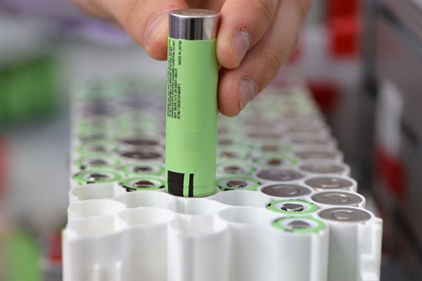 輕量化電動汽車亮相 總重450kg 續航160km