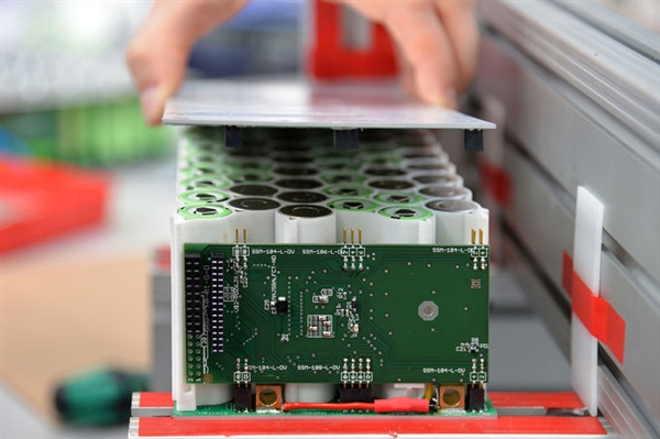 輕量化電動汽車亮相 總重450kg 續航160km