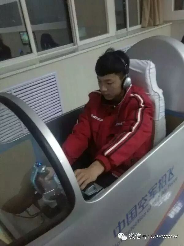 創(chuàng)業(yè)大學生屈興：太愛無人機導致女友吃醋 