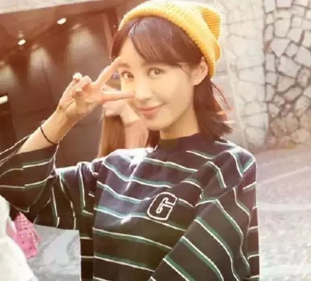 黄晓明前女友李菲儿街拍搭配,萌妹子就要这样穿!